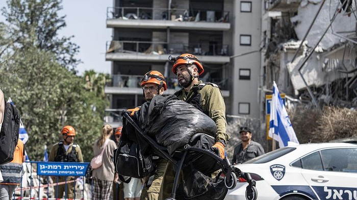 Israel dan Iran bersiap hadapi konflik terbuka usai serangan Rising Lion. Kekuatan militer keduanya diperbandingkan, dari darat hingga udara.