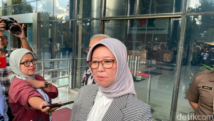 Kepala BPH Migas Erika Retnowati usai menjalani pemeriksaan sebagai saksi di gedung KPK. (Anggi/detikcom)