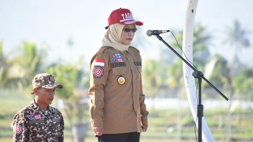 Kepala Dinas Sosial NTB Nunung Triningsih saat memberi arahan dalam HUT ke-21 Tagana di Lombok Utara. (Dok. Dinas Sosial NTB)