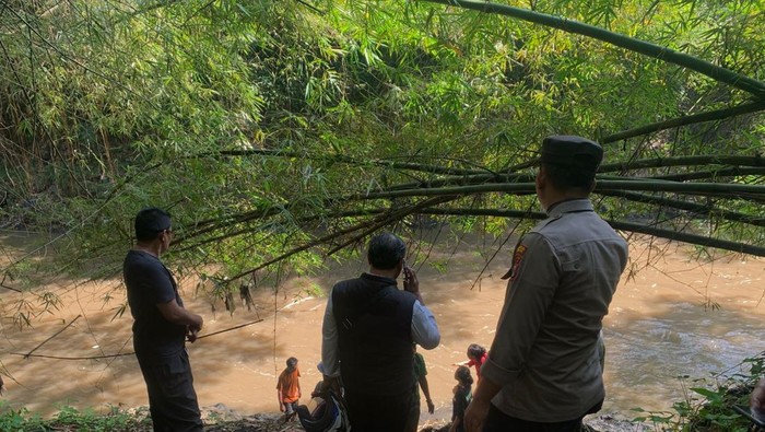 Kepolisian dan tim SAR tengah melakukan pencarian bocah hanyut di Sungai Brantas