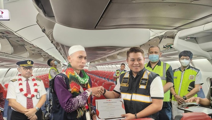 Kepulangan jemaah haji di Bandara Syansudin Boor, Banjarmasin dengan Lion Air.