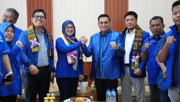 Ketua terpilih PAN Sulsel Husniah Talenrang (kiri) bersalaman dengan Hermanto usai resmi gabung PAN.