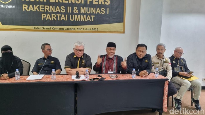 Konferensi pers jajaran pengurus Partai Ummat saat Rakernas berisi protes terhadap Amien Rais. (Taufiq/detikcom)
