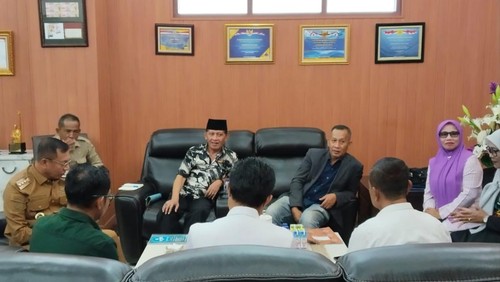 KP4S bertemu dengan Wali Kota Bima, A Rahman, guna membahas pembentukan PPS dan pencabutan moratorium DOB. Pertemuan berlangsung di ruang kerja Wali Kota Bima, Senin, (16/6/2025). (Rafiin/detikBali)
