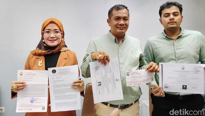 Kuasa hukum dari puluhan alumni Conie Pania Putri (kaca mata)