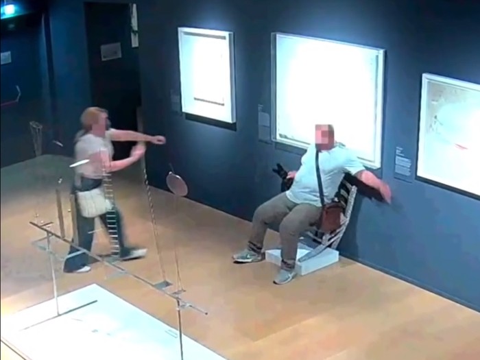 Kursi kristal di museum Palazzo Maaffei Verona Italia rusak diduduki pengunjung.