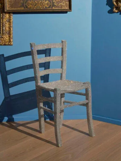 Kursi kristal di museum Palazzo Maaffei Verona Italia rusak diduduki pengunjung.