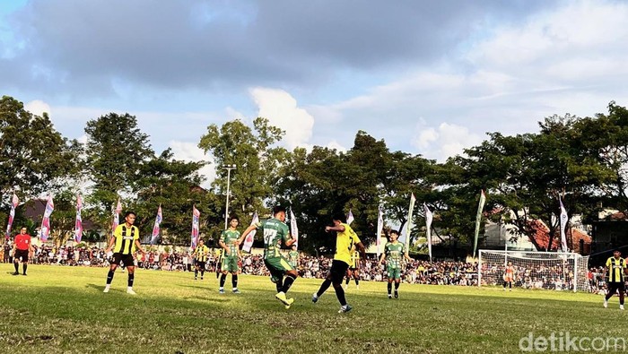Laga 2 legenda tarkam Banyuwangi dalam Dandim 0825/BWI ANR CUP 2025.
