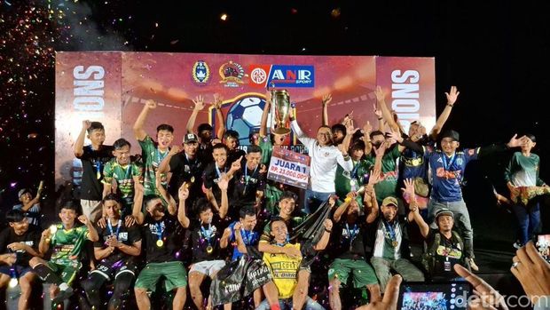 Laga 2 legenda tarkam Banyuwangi dalam Dandim 0825/BWI ANR CUP 2025.