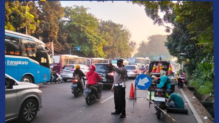 Lalin di Cibubur Junction Jaktim arah Pasar Rebo tersendat imbas proyek Pengecoran jalan