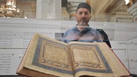 Pameran yang diselenggarakan oleh otoritas pengelola Masjidil Haram ini menjadi sarana edukatif dan spiritual yang memperkaya pengalaman ibadah jamaah. Banyak pengunjung terlihat khusyuk mengamati setiap koleksi, seolah diajak kembali ke masa-masa awal penyebaran Islam. ANTARA FOTO/Andika Wahyu