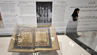 Disusun secara tematik dan informatif, instalasi pameran ini memuat penjelasan tentang perkembangan seni penulisan Al-Qur’an, mulai dari masa Khulafaur Rasyidin hingga era Kekhalifahan Utsmaniyah. Beberapa naskah bahkan dipamerkan dengan teknologi interaktif, memungkinkan pengunjung untuk memperbesar detail tulisan dan memahami konteks sejarahnya. ANTARA FOTO/Andika Wahyu