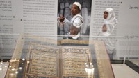 Pameran ini menampilkan koleksi langka manuskrip Al-Qur’an dari berbagai era peradaban Islam. Di antaranya terdapat salinan tulisan tangan yang diperkirakan berusia lebih dari seribu tahun. Pengunjung dapat menyaksikan beragam gaya kaligrafi kuno, ragam bahan penulisan seperti kulit dan kertas, hingga evolusi penyalinan mushaf dari masa ke masa. ANTARA FOTO/Andika Wahyu