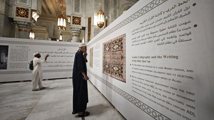 Langka dan Bersejarah, Mushaf Tua Dipamerkan di Masjidil Haram Pengunjung mengamati instalasi informasi pameran sejarah mushaf Al Quran di area perluasan ketiga Masjidil Haram di Makkah, Arab Saudi, Minggu (15/6/2025). Pameran yang digelar selama musim haji 1446 H tersebut menampilkan koleksi manuskrip Al Quran langka dari berbagai era Islam, termasuk salinan tulisan tangan yang berusia lebih dari satu milenium. ANTARA FOTO/Andika Wahyu