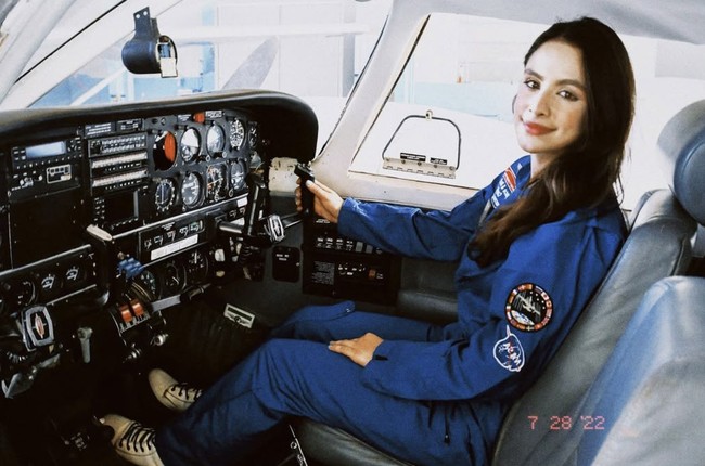 “Saya secara resmi menjadi astronot Angkatan 2025 dan akan menjadi bagian dari penerbangan perdana Titans Space,” tulisnya. Ia juga mengklaim akan ikut dalam misi yang dipimpin oleh Bill McArthur, veteran astronot NASA, dan mengangkat dirinya sebagai “astronot perempuan pertama asal Brasil,” akunya di Instagram. Foto: dok. Instagram @astrolaysa