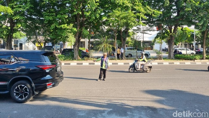 Lokasi viralnya jukir resmi menerima uang parkir di Jalan Manyar Kertoarjo, Surabaya.