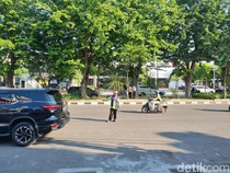 Jukir Resmi Minimarket Nggak Boleh Nyambi padahal Gajinya Cuma Segini