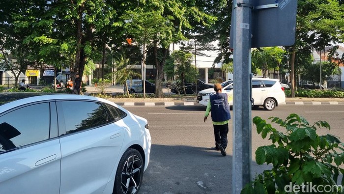 Lokasi viralnya jukir resmi menerima uang parkir di Jalan Manyar Kertoarjo, Surabaya.
