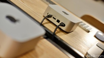 Dapur pacu Mac Mini M4 2024 ditenagai chip M4 dengan CPU 10-core dan GPU 10-core. Ditambah dengan memori terintegrasi 16 GB, menjamin multitasking lancar jaya, editing video tanpa lag, bahkan coding pun jadi lebih nyaman. Foto: Adi Fida Rahman/detikINET