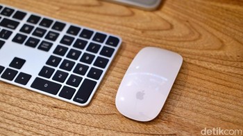 Foto: Adi Fida Rahman/ Mac Mini M4 makin apik ditemani Magic Keyboard dan Mouse dengan port USB-C terbaru. Kombinasi ini bikin setup kerja minimalis, elegan, dan super fungsional!