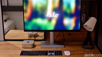 Mac Mini M4 mendukung berbagai monitor, termasuk BenQ MA270I yang dirancang khusus untuk Mac dengan warna akurat dan desain serasi. Kombinasi ini bikin setup kerja kamu makin stylish dan produktif! Foto: Adi Fida Rahman/detikINET