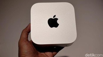 Mungil tapi Gahar! Mac Mini M4 hadir dengan dimensi 12,7x12,7x5 cm, hampir setengah ukuran pendahulunya. Bertnya pun hanya 0,64 kilogram Foto: Adi Fida Rahman/detikINET