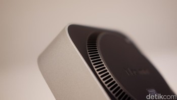 Mac Mini M4 punya lubang ventilasi di bagian bawah untuk optimalkan sirkulasi udara. Desain ini jaga performa tetap dingin tanpa mengorbankan estetika! Sistem pendingin Mac Mini M4 jaga suhu tetap stabil meski bekerja keras. Performa mulus tanpa suara mengganggu! Foto: Adi Fida Rahman/detikINET