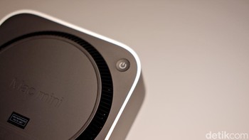Mac Mini M4 punya tombol power di bagian bawah, desain unik yang hemat ruang. Meski agak tak biasa, ini bikin estetika perangkat tetap clean dan elegan! Foto: Adi Fida Rahman/detikINET