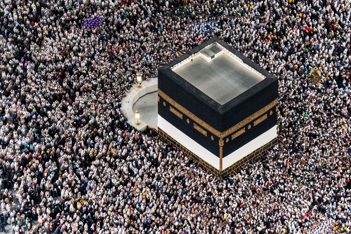 Jamaah haji dari berbagai negara melakukan Tawaf di Masjidil Haram, Makkah, Arab Saudi, Minggu (15/6/2025). Menurut Saudi Press Agency, kapasitas Masjidil Haram pada tahun 2025, setelah perluasan tahap ketiga selesai, mencapai tiga juta orang per hari dengan adanya peningkatan luas area Masjidil Haram dari 414.000 meter persegi menjadi 1,5 juta meter persegi. ANTARA FOTO/Andika Wahyu