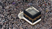 Jamaah haji dari berbagai negara menjalankan ibadah Tawaf pada Minggu (15/6). Tahun ini, suasana ibadah terasa lebih lega, pasalnya perluasan besar-besaran Masjidil Haram telah rampung. ANTARA FOTO/Andika Wahyu