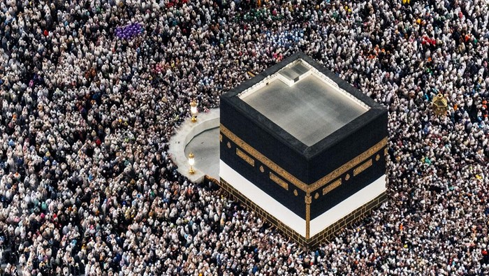 Jamaah haji dari berbagai negara melakukan Tawaf di Masjidil Haram, Makkah, Arab Saudi, Minggu (15/6/2025). Menurut Saudi Press Agency, kapasitas Masjidil Haram pada tahun 2025, setelah perluasan tahap ketiga selesai, mencapai tiga juta orang per hari dengan adanya peningkatan luas area Masjidil Haram dari 414.000 meter persegi menjadi 1,5 juta meter persegi. ANTARA FOTO/Andika Wahyu