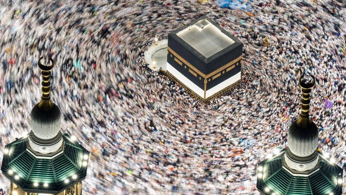 Jamaah haji dari berbagai negara melakukan Tawaf di Masjidil Haram, Makkah, Arab Saudi, Minggu (15/6/2025). Menurut Saudi Press Agency, kapasitas Masjidil Haram pada tahun 2025, setelah perluasan tahap ketiga selesai, mencapai tiga juta orang per hari dengan adanya peningkatan luas area Masjidil Haram dari 414.000 meter persegi menjadi 1,5 juta meter persegi. ANTARA FOTO/Andika Wahyu