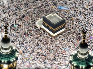 Alasan Tawaf Mengelilingi Kabah Tidak Searah Jarum Jam Berdasarkan Sains