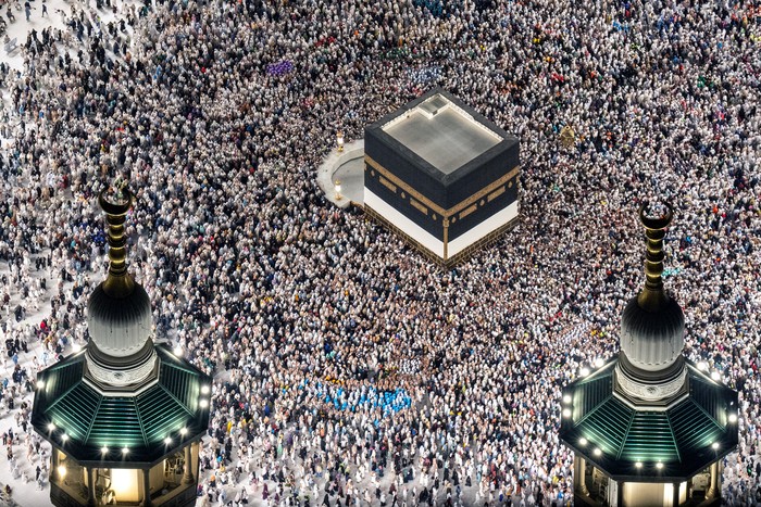 Jamaah haji dari berbagai negara melakukan Tawaf di Masjidil Haram, Makkah, Arab Saudi, Minggu (15/6/2025). Menurut Saudi Press Agency, kapasitas Masjidil Haram pada tahun 2025, setelah perluasan tahap ketiga selesai, mencapai tiga juta orang per hari dengan adanya peningkatan luas area Masjidil Haram dari 414.000 meter persegi menjadi 1,5 juta meter persegi. ANTARA FOTO/Andika Wahyu