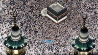 Menurut laporan Saudi Press Agency, kapasitas Masjidil Haram kini meningkat signifikan setelah proyek perluasan tahap ketiga selesai pada 2025. Luas area yang semula sekitar 414.000 meter persegi kini melonjak menjadi 1,5 juta meter persegi. Dengan tambahan area tersebut, kompleks suci ini mampu menampung hingga tiga juta orang per hari. ANTARA FOTO/Andika Wahyu