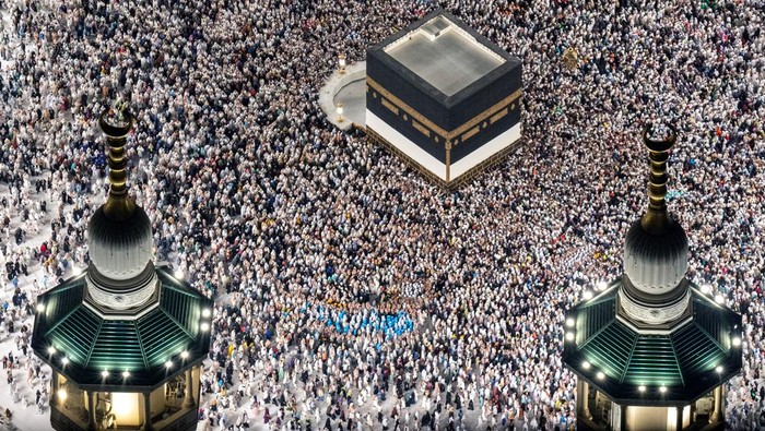 Jamaah haji dari berbagai negara melakukan Tawaf di Masjidil Haram, Makkah, Arab Saudi, Minggu (15/6/2025). Menurut Saudi Press Agency, kapasitas Masjidil Haram pada tahun 2025, setelah perluasan tahap ketiga selesai, mencapai tiga juta orang per hari dengan adanya peningkatan luas area Masjidil Haram dari 414.000 meter persegi menjadi 1,5 juta meter persegi. ANTARA FOTO/Andika Wahyu