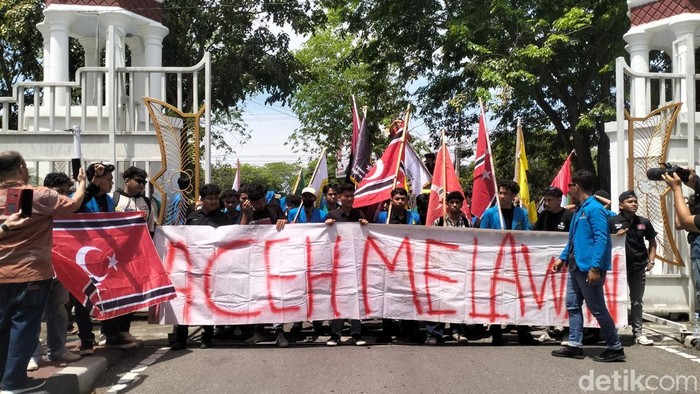Massa aksi di kantor Gubernur Aceh. (Agus Setyadi/detikSumut)