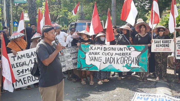 Massa warga yang tergabung dalam Aliansi Sukolilo Bangkit menggelar aksi demo di depan kantor Polresta Pati, Senin (16/6/2025).