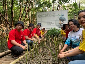Dari Jalanan ke Aksi Iklim, Driver Maxim Ikut Aksi Tanam Mangrove