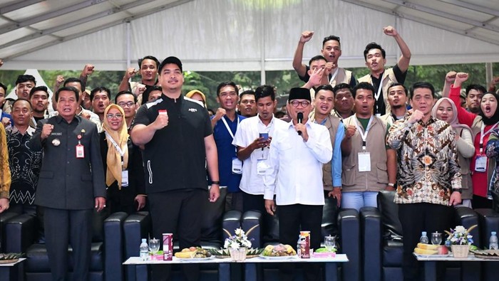 Mendes PDT Yandri Susanto (berkemeja putih memegang mikrofon di tengah). (Dok. Istimewa)