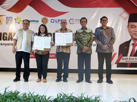 Menkop Budi Arie Setiadi di acara penyerahan SK Badan Hukum Kopdeskel Merah Putih, di Kalurahan Tamanmartani, Kapanewon Kalasan, Minggu (15/6/2025).