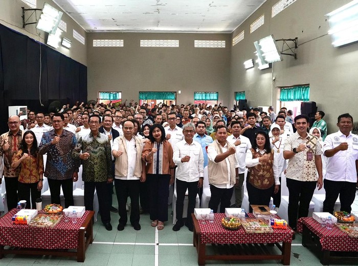 Menkop Budi Arie Setiadi di acara penyerahan SK Badan Hukum Kopdeskel Merah Putih, di Kalurahan Tamanmartani, Kapanewon Kalasan, Minggu (15/6/2025).