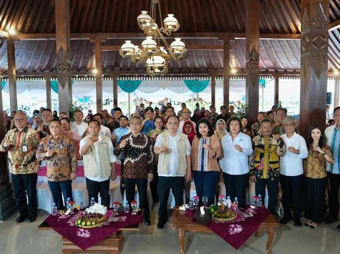 Menkop Budi Arie Setiadi saat di acara Soft Launching Percontohan Kopdes/Kel Merah Putih, di Kalurahan Srimulyo, Bantul, Minggu (15/6/2025).