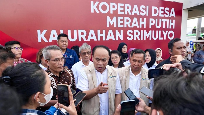 Menkop Budi Arie Setiadi saat di acara Soft Launching Percontohan Kopdes/Kel Merah Putih, di Kalurahan Srimulyo, Bantul, Minggu (15/6/2025).