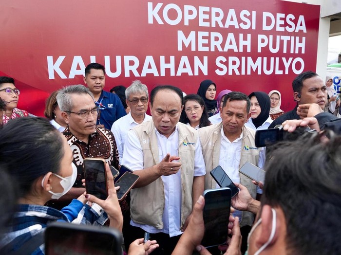 Menkop Budi Arie Setiadi saat di acara Soft Launching Percontohan Kopdes/Kel Merah Putih, di Kalurahan Srimulyo, Bantul, Minggu (15/6/2025).