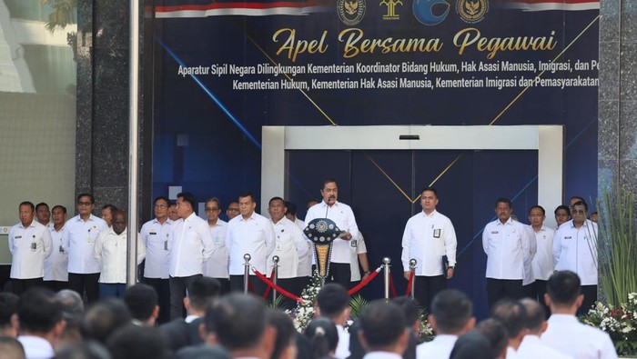 Menteri Agus saat bertindak sebagai pembina pada Apel Bersama Pegawai di Lingkungan Kementerian Koordinator Bidang Hukum, HAM, Imigrasi dan Pemasyarakatan, Kementerian Hukum, Kementerian HAM, dan Kementerian Imigrasi dan Pemasyarakatan, Senin (16/6/2025).
