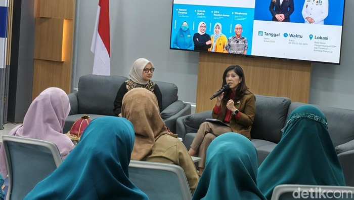 Menteri Komdigi Meutya Hafid dalam acara literasi digital untuk anak dan perempuan di BPSDM Makassar, Senin (16/6/2025).