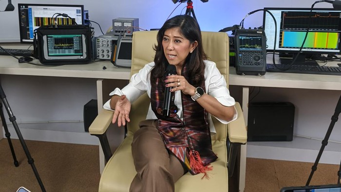 Menteri Komunikasi dan Digital, Meutya Hafid saat berkunjung di Balai Monitoring Makassar.