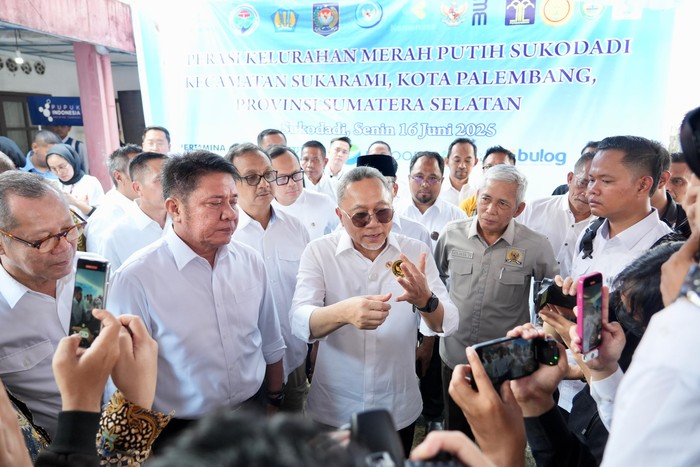Menteri Koordinator Bidang Pangan RI Zulkifli Hasan (Zulhas) saat meninjau dan meresmikan Mock-up Koperasi Kelurahan Merah Putih Sukodadi di Kecamatan Sukarami, Kota Palembang, Sumatera Selatan, Senin (16/6).
