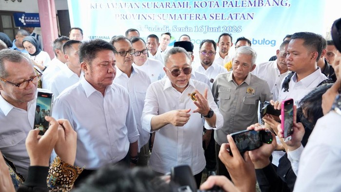 Menteri Koordinator Bidang Pangan RI Zulkifli Hasan (Zulhas) saat meninjau dan meresmikan Mock-up Koperasi Kelurahan Merah Putih Sukodadi di Kecamatan Sukarami, Kota Palembang, Sumatera Selatan, Senin (16/6).